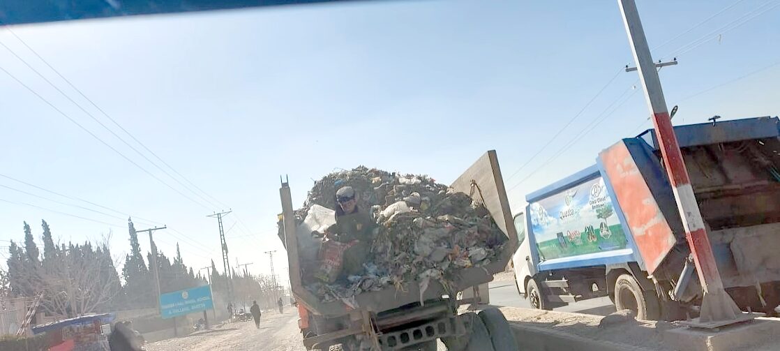 کچرے کی گاڑی میں کچرا چنتا معصوم بچہ، غربت اور عدم تحفظ کا عکاس