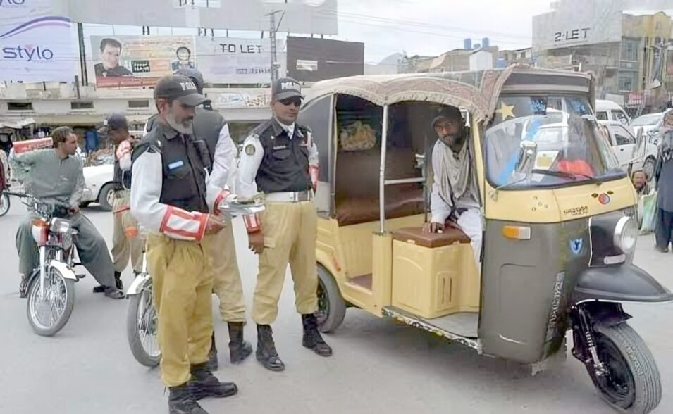 کوئٹہ ، ٹریفک پولیس کی غیرقانونی رکشوں کیخلاف کارروائی ،مزید9رکشوں کو قبضے