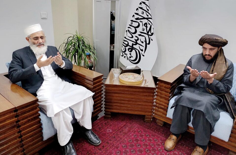 سابق امیر جماعت اسلامی سر اج الحق کا افغان سفارتخانے کا دورہ