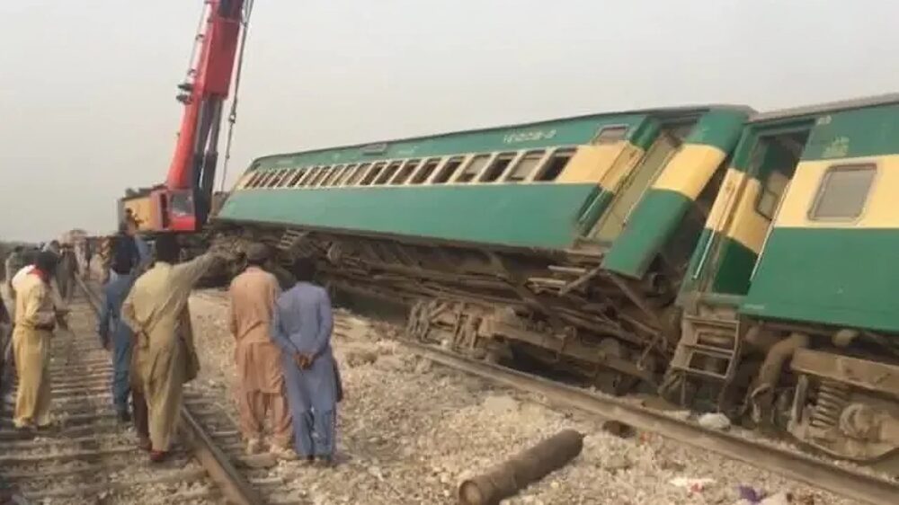 مستونگ کے قریب مال ٹرین کی بوگی پٹڑی سے نیچے اترگئی
