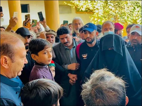 میں بھاگنے والی عورت نہیں ، ڈی چوک میں مجھے بالکل اکیلا چھوڑ دیا گیا تھا ، بشر ی بی بی