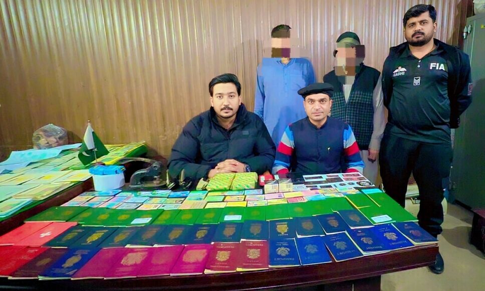 گوجرانوالہ میںایف آئی اے کا جعلی ویزے بنانے والی فیکٹری پر چھاپہ، 2 ملزمان گرفتار