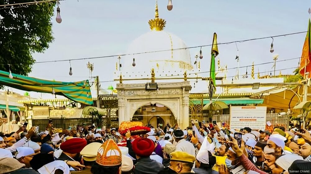 وزیر اعظم مودی کے اجمیر درگاہ کو چادر بھیجنے پر تنازع