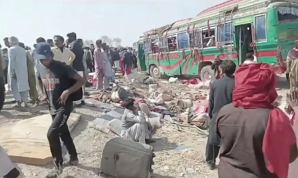 لعل شہباز قلندر عرس پر لاہور سے آنے والی زائرین کی بس کو حادثہ، 16 افراد جاں بحق، متعدد زخمی