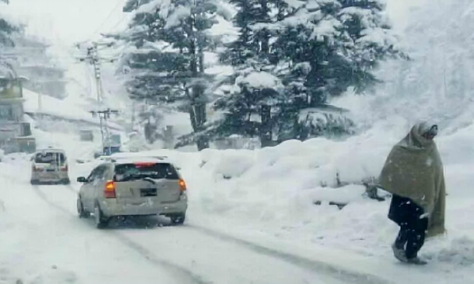 مری ، گلیات اور وادی لیپہ میں برفباری، گلیات میں 4 سے 5 انچ برف پڑ گئی