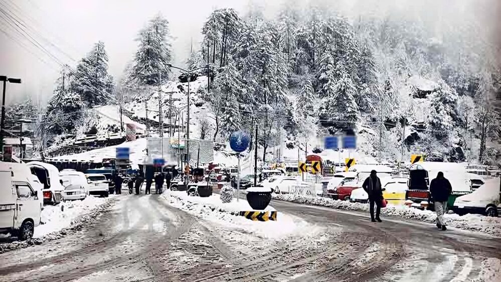 آزاد جموں و کشمیر کے مختلف علاقوں میں بارش اور برفباری، بجلی و مواصلاتی نظام درہم برہم