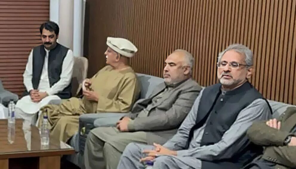 آل پارٹیز کانفرنس آئندہ ہفتے ہوگی ،اپوزیشن جماعتوں کو باضابطہ دعوت دی جائیگی نیشنل ایکشن پلان کے20 نکات پر غور ہوگا،نئے نکات بھی شامل کئے جائیں گے ،ذرائع اسلام آباد (آن لائن)وفاقی حکومت نے اتحادی پیپلز پارٹی کی ازسر نو قومی ایکشن پلان کی تجویز پر سنجیدگی سے غور شروع کردیا ،آئندہ ہفتے اہم ترین آل پارٹیز کانفرنس میں نیشنل ایکشن پلان بارے ازسر نو غور ہوگا،نیشنل ایکشن پلان میں ٹیکنالوجی سمیت دیگر ذرائع پر بھی مشاورت ہوگی، چیئرمین پیپلز پارٹی بلاول بھٹو زرداری نے نیشنل ایکشن پلان 2 کی تجویز دی تھی ،آئندہ ہفتے بلوچستان، خیبرپختونخوا سمیت پورے ملک میں امن و امان سے متعلق اہم اجلاس ہوگا ،تمام سیاسی قیادت کو آل پارٹیز کانفرنس میں مدعو کیا جائے گا، اے پی سی میں تحریک انصاف سمیت اپوزیشن کو بھی مدعو کرنے پر مشاورت، باضابطہ دعوت دیئے جانے کا قوی امکان ہے ،2014ء میں نیشنل ایکشن پلان کے 20 نکات پر بھی غور ہوگا، جن نکات پر مکمل عملدرآمد نہ ہوسکا ان کی وجوہات کیساتھ کچھ نئے نکات شامل کئے جائیں گے، 10 سال بعد ٹیکنالوجی کے اضافے، سوشل میڈیا کے ذریعے پراپیگنڈہ کی روک تھام سمیت دیگر امور بھی زیر غور آئیں گے، تمام سیاسی قیادت سے معاملے پر طویل مشاورت کی جائیگی،سیاسی قائدین سے تجاویز بھی لی جائیں گی، اعلیٰ حکام کی جانب سے بریفنگ کا بھی اہتمام ہوگا، آل پارٹیز کانفرنس کی تاریخ اور مقام کا تعین وزیراعظم میاں شہباز، چیئرمین پیپلز پارٹی سمیت تمام اتحادیوں سے مشاورت کے بعد ہوگا۔