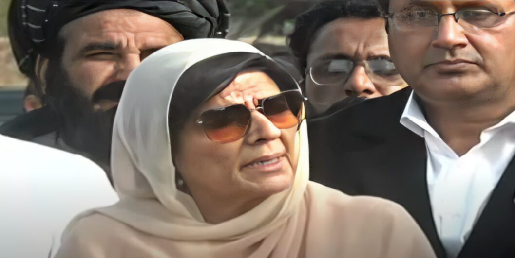 اڈیالہ جیل کے داخلی دروازے پر پی ٹی آئی وکلاء اور علیمہ خان کے مابین شدید تلخ کلامی