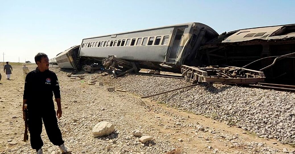 جعفر ایکسپریس پر حملہ، حکومت بلوچستان کا سخت نوٹس، شاہد رند سبی اسپتال میں ایمرجنسی، امدادی کارروائیاں تیزکردی، ترجمان کوئٹہ(یو این اے )بلوچستان حکومت کے ترجمان شاہد رند نے کہا ہے کہ کوئٹہ سے پشاور جانے والی جعفر ایکسپریس پر گڈالر اور پیرو کنری کے درمیان فائرنگ کے واقعے کو انتہائی سنجیدگی سے لیا جا رہا ہے۔ ان کے مطابق، حکومت بلوچستان نے فوری طور پر ہنگامی اقدامات کیے ہیں، سبی اسپتال میں ایمرجنسی نافذ کر دی گئی ہے اور ایمبولینسز جائے وقوعہ کی طرف روانہ کر دی گئی ہیں۔ترجمان نے مزید کہا کہ پہاڑی اور دشوار گزار علاقہ ہونے کی وجہ سے امدادی کارروائیوں میں مشکلات کا سامنا ہے، تاہم محکمہ ریلوے کی جانب سے امدادی ٹرین جائے وقوعہ پر روانہ کر دی گئی ہے اور سیکیورٹی فورسز نے علاقے کا محاصرہ کر لیا ہے۔شاہد رند نے کہا کہ واقعے کی نوعیت اور ممکنہ دہشت گردی کے پہلوں کا جائزہ لیا جا رہا ہے، جبکہ ابتدائی اطلاعات کے مطابق یہ حملہ دہشت گردی کی کارروائی ہو سکتا ہے۔ انہوں نے عوام سے اپیل کی کہ وہ پرامن رہیں اور افواہوں پر کان نہ دھریں، کیونکہ حکومت اور سیکیورٹی ادارے مکمل طور پر متحرک ہیں اور صورتحال کو جلد قابو میں لے آئیں گے۔