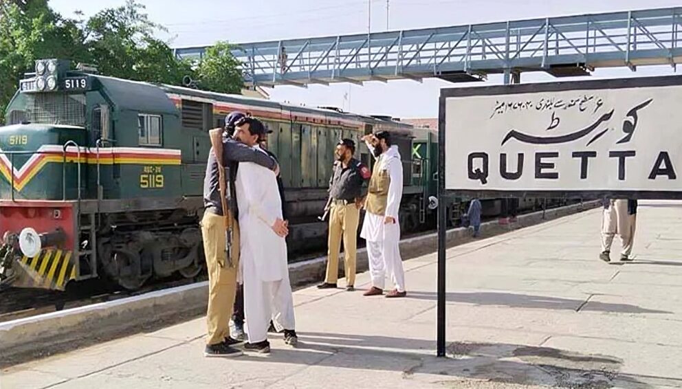 کوئٹہ سے اندرون ملک کیلئے ٹرین سروس غیر معینہ مدت کیلئے معطل کچھی میں پیروکنری کے قریب ٹریک کی مرمت کیلئے ابھی تک سکیورٹی کلیئرنس نہیں ملی،ڈی ایس کوئٹہ کوئٹہ۔کوئٹہ سے اندرون ملک کیلئے ٹرین سروس غیرمعینہ مدت کیلئے معطل کردی گئی۔ریلوے حکام کے مطابق کوئٹہ سے اندرون ملک کے لیے ٹرین سروس ہفتہ کو چوتھے روز بھی معطل رہی۔ ضلع کچھی میں ریلوے ٹریک کی مرمت سکیورٹی کلیئرنس کے بعد ہوگی۔دوسری جانب ڈویژنل سپرنٹنڈنٹ ریلویز کوئٹہ عمران حیات نے بتایا کہ کچھی میں پیروکنری کے قریب ٹریک کی مرمت کیلئے ابھی تک سکیورٹی کلیئرنس نہیں ملی، ہماری ٹیمیں مچھ اور مشکاف میں موجود ہیں، ٹریک کی مرمت کا کام سکیورٹی کلیئرنس کے بعد شروع ہوگا، پہلے جعفرایکسپریس کو ٹریک سے ہٹایا جائے گا پھر اس کی مرمت ہو گی۔
