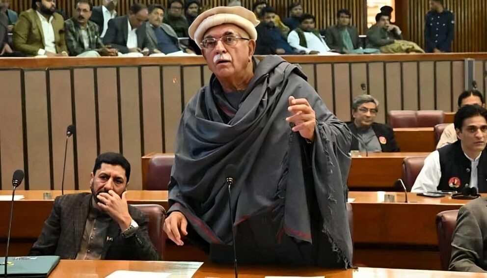 آئین کے پرخچے اڑائے جا رہے ہیں، سب کو توبہ کر کے نئی سیاست کا آغاز کرنا ہوگا، محمود خان اچکزئی