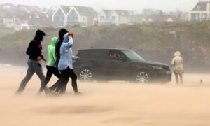 اسکاٹ لینڈ میں 80 میل فی گھنٹہ کی ہواؤں سے تباہی، سفری نظام متاثر