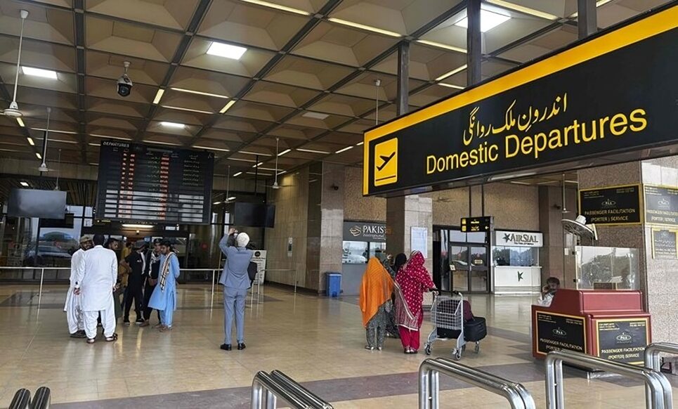 بلوچستان میں ٹرین سروس معطل، بس سروس محدود، شہری مہنگے فضائی کرایوں پر مجبور