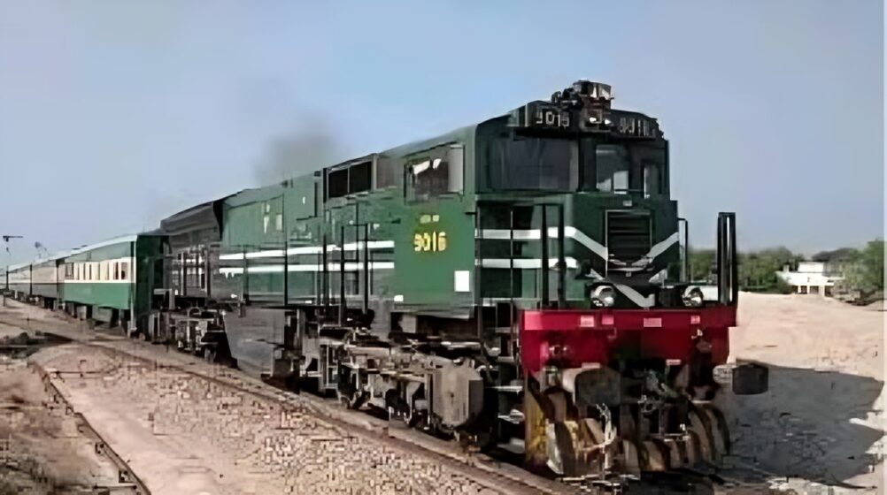 ریلوے ٹریک کلیئرنس کے بعد جعفرایکسپریس کو پشاور کیلئے روانہ کردیا گیا