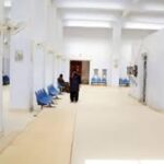 سول ہسپتال کوئٹہ میں اسٹریچر کی عدم دستیابی، مریض کو کمبل میں جھولے کی طرح لٹکا کر منتقل کیا گیا