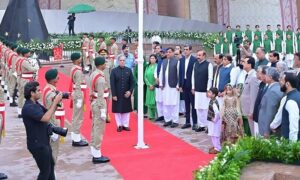 وزیر اعظم شہباز شریف نے پاکستان مونومنٹ پر پرچم کشائی کی