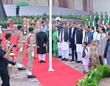 وزیر اعظم شہباز شریف نے پاکستان مونومنٹ پر پرچم کشائی کی