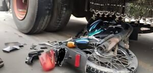 کراچی، خونی ڈمپر کا ایک اور وار، موٹر سائیکل سوار 2نوجوانوں کو کچل دیا، ایک جاں بحق