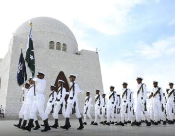 یوم آزادی پر مزار قائد و اقبال پر گارڈز تبدیلی کی پروقار تقاریب