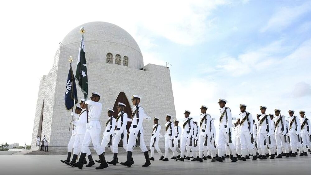 یوم آزادی پر مزار قائد و اقبال پر گارڈز تبدیلی کی پروقار تقاریب