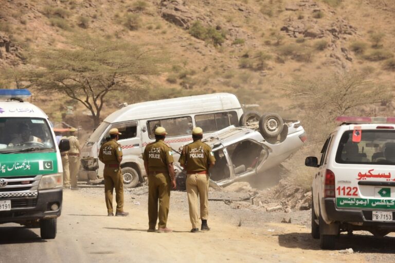 نوکنڈی میں دو گاڑیوں کے درمیان تصادم، 3 افراد جاں بحق، خواتین سمیت 10 زخمی