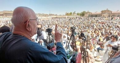 پشتون تاجر اپنا سامان بلوچوں کے راستے لانے اور انہیں کرایہ دینے سے گریز کریں: محمود خان اچکزئی