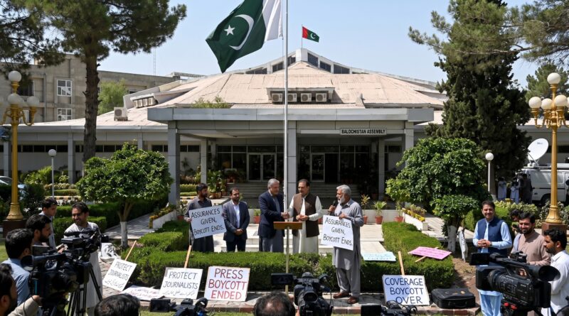 صحافیوں کا بلوچستان اسمبلی کے سامنے احتجاج اور کوریج کا بائیکاٹ، وزرا کی یقین دہانی پر ختم