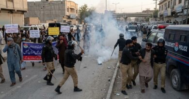 بجٹ اجلاس پر صوبائی اسمبلی کے گھیرا کی کوشش، پولیس کی گرینڈ الائنس کے ملازمین پر شدید شیلنگ اور لاٹھی چارج