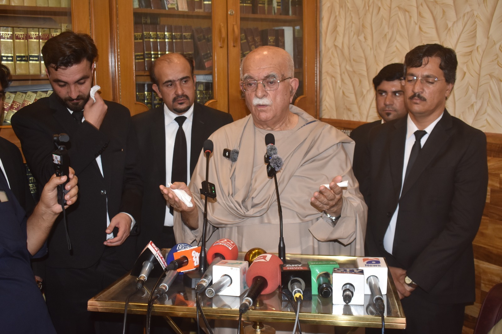 آئین کی بالادستی اور پارلیمنٹ کی بالادستی ہی مسائل کا حل ہے، محمود خان اچکزئی