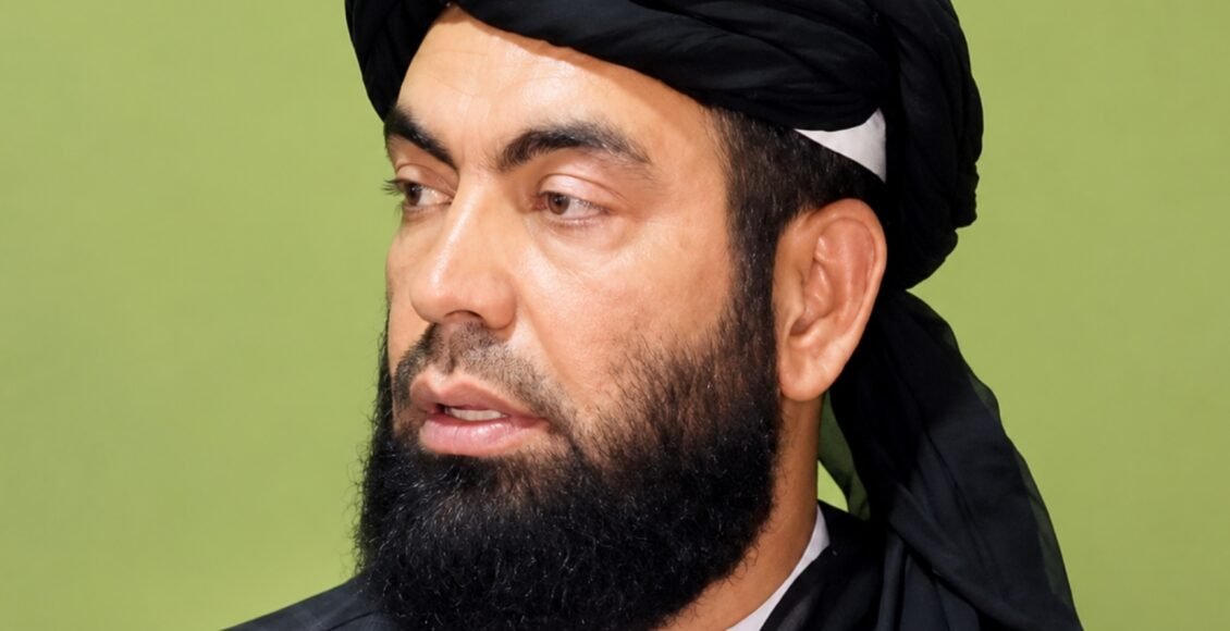 7 ستمبر: یومِ ختمِ نبوت ۔۔۔۔ ایک عقیدہ، ایک عہد اور ایک تاریخی فیصلہ تحریر: حافظ محمد صدیق مدنی . چمن ممبر یوتھ پارلیمنٹ آف پاکستان تاریخ کے اوراق میں کچھ دن محض تاریخیں نہیں ہوتے بلکہ وہ اپنے اندر ایک پوری داستان سموئے ہوتے ہیں۔ ان دنوں کو جب بھی یاد کیا جاتا ہے تو ماضی کے واقعات کے ساتھ قوم کے جذبات، جدوجہد اور اجتماعی شعور کی کئی تصویریں آنکھوں کے سامنے آجاتی ہیں۔ پاکستان کی تاریخ میں 7 ستمبر 1974ء بھی ایسا ہی ایک دن ہے۔ یہ وہ دن تھا جب پاکستان کی پارلیمنٹ نے ایک طویل بحث، غور و فکر اور آئینی عمل کے بعد قادیانی گروہ کو آئینی طور پر غیر مسلم قرار دیا۔ اس فیصلے کا تعلق براہِ راست مسلمانوں کے بنیادی عقیدے، یعنی ختمِ نبوت سے ہے۔ آج 7 ستمبر کو اسی تاریخی فیصلے کی یاد میں یومِ ختمِ نبوت کے طور پر یاد کیا جاتا ہے۔ ختمِ نبوت کوئی نیا تصور نہیں جسے 1974ء میں متعارف کرایا گیا ہو۔ یہ اسلام کے بنیادی عقائد میں شامل وہ حقیقت ہے جو قرآن کریم، احادیث نبویہ اور امت کے متواتر علمی موقف سے ثابت ہے۔ قرآن کریم میں اللہ تعالیٰ فرماتا ہے کہ محمد ﷺ اللہ کے رسول اور آخری نبی ہیں۔ یہ ایک مختصر مگر فیصلہ کن حقیقت ہے۔ رسول اکرم ﷺ کے بعد نبوت کا سلسلہ ہمیشہ کے لیے ختم ہوچکا ہے۔ اسلام کا پیغام مکمل ہوچکا، قرآن محفوظ ہے اور محمد مصطفیٰ ﷺ کی سنت قیامت تک انسانیت کے لیے رہنمائی کا ذریعہ ہے۔ رسول اللہ ﷺ نے بھی واضح طور پر فرمایا کہ میرے بعد کوئی نبی نہیں۔ یہ فرمان عقیدہ ختم نبوت کی بنیادی اور واضح دلیل ہے۔ اسی وجہ سے صحابہ کرامؓ، تابعین، تبع تابعین اور امت کے معتبر علماء نے ہمیشہ ختم نبوت کو اسلام کے بنیادی عقائد میں شمار کیا۔ ختم نبوت کی اہمیت کا اندازہ اس بات سے بھی لگایا جاسکتا ہے کہ رسول اللہ ﷺ کے وصال کے فوراً بعد جب بعض لوگوں نے نبوت کے جھوٹے دعوے کیے تو صحابہ کرامؓ نے ان فتنوں کو معمولی معاملہ نہیں سمجھا۔ حضرت ابوبکر صدیقؓ کے دور میں مسیلمہ کذاب کے خلاف جنگ یمامہ ہوئی۔ اس معرکے میں بڑی تعداد میں صحابہ کرامؓ نے جام شہادت نوش کیا۔ ان واقعات سے واضح ہوتا ہے کہ صحابہ کرامؓ کے نزدیک ختم نبوت ایمان کا ایسا بنیادی مسئلہ تھا جس پر کوئی سمجھوتا ممکن نہیں تھا۔ صدیاں گزرتی رہیں لیکن امت کا بنیادی عقیدہ تبدیل نہیں ہوا۔ برصغیر میں جب مرزا غلام احمد قادیانی نے نبوت سے متعلق دعویٰ کیا تو مسلمان علماء کرام نے اس کے خلاف علمی جدوجہد کی۔ مختلف مکاتب فکر سے تعلق رکھنے والے علماء نے اپنی اپنی علمی روایت کے مطابق اس مسئلے کو واضح کیا اور مسلمانوں کو عقیدہ ختم نبوت کی اہمیت سے آگاہ کیا۔ پاکستان کے قیام کے بعد بھی یہ مسئلہ وقتاً فوقتاً قومی سطح پر زیر بحث آتا رہا۔ 1974ء میں معاملہ پاکستان کی قومی اسمبلی تک پہنچا۔ اسمبلی میں طویل کارروائی ہوئی، بحث ہوئی اور متعلقہ فریق کو بھی اپنا مؤقف پیش کرنے کا موقع دیا گیا۔ بالآخر 7 ستمبر 1974ء کو پاکستان کی پارلیمنٹ نے آئینی ترمیم کے ذریعے قادیانی گروہ کو غیر مسلم قرار دیا۔ یہ فیصلہ پاکستان کے آئینی سفر میں ایک اہم واقعہ تھا۔ اس فیصلے کی اپنی ایک آئینی تاریخ، پارلیمانی کارروائی اور قانونی پس منظر ہے لیکن اس کے پیچھے مسلمانان پاکستان کی ایک طویل مذہبی اور عوامی جدوجہد بھی موجود تھی۔ یہاں ایک سوال آج پہلے سے زیادہ اہم ہے کہ کیا یوم ختم نبوت صرف جلسہ منعقد کرنے، نعرے لگانے اور جلوس نکالنے کا نام ہے؟ یقیناً نہیں۔ اگر ہم واقعی اس دن کی روح کو سمجھنا چاہتے ہیں تو ہمیں اپنے آپ سے یہ سوال بھی کرنا ہوگا کہ ہماری زندگی میں رسول اللہ ﷺ کی سنت کتنی موجود ہے؟ ہم نبی کریم ﷺ سے محبت کا اظہار تو کرتے ہیں مگر کیا ہمارے معاملات میں دیانت ہے؟ کیا ہماری زبان سچ بولتی ہے؟ کیا ہم اپنے مخالف کے ساتھ انصاف کرتے ہیں؟ کیا ہم غریب کی مدد کرتے ہیں؟ کیا ہم والدین، پڑوسیوں، رشتہ داروں اور معاشرے کے کمزور طبقات کے حقوق ادا کرتے ہیں؟ رسول اللہ ﷺ کی محبت کا تقاضا صرف جذباتی وابستگی نہیں بلکہ عملی اتباع بھی ہے۔ قرآن کریم ہمیں بتاتا ہے کہ رسول اللہ ﷺ کی ذات ہمارے لیے بہترین نمونہ ہے۔ یہی وجہ ہے کہ یوم ختم نبوت کا اصل حسن اس وقت سامنے آئے گا جب ہم اپنے گھروں، مدارس، اسکولوں، کالجوں اور جامعات میں سیرت رسول ﷺ کو زندہ کریں گے۔ آج کی نسل سوال کرتی ہے، تحقیق کرتی ہے اور سوشل میڈیا سے معلومات حاصل کرتی ہے۔ اس لیے صرف یہ کہنا کافی نہیں کہ یہ ہمارا عقیدہ ہے بلکہ نئی نسل کو قرآن مجید، حدیث نبویّ، سیرت اور اسلامی تاریخ کی روشنی میں اس عقیدے کو سمجھانا بھی ضروری ہے۔ ہمیں اپنے نوجوانوں کو ایسا دینی شعور دینا ہوگا جس میں علم بھی ہو، دلیل بھی ہو اور اخلاق بھی۔ سوشل میڈیا پر پھیلنے والی ہر بات کو بغیر تحقیق آگے بڑھانا بھی درست نہیں۔ ختم نبوت جیسے حساس اور بنیادی عقیدے کے بارے میں گفتگو کرتے ہوئے مستند حوالوں اور ذمہ دارانہ طرز بیان کو اختیار کرنا چاہیے۔ ایک اہم بات جسے یوم ختم نبوت کے موقع پر ضرور یاد رکھنا چاہیے وہ یہ ہے کہ عقیدے کی حفاظت کے ساتھ قانون کی پاسداری بھی ضروری ہے۔ اسلام ہمیں عدل، حکمت، صبر اور حسن اخلاق کا درس دیتا ہے۔ کسی انسان پر ظلم کرنا، قانون ہاتھ میں لینا یا کسی بے گناہ کو نقصان پہنچانا کسی صورت دین کی خدمت نہیں ہوسکتی۔ ریاستی قوانین اور آئینی دائرے کے اندر رہتے ہوئے اپنے عقائد کا اظہار کرنا ہی ایک ذمہ دار شہری اور باشعور مسلمان کا راستہ ہے۔ 7 ستمبر کا دن ہمیں ماضی یاد دلاتا ہے لیکن اس کا پیغام صرف ماضی تک محدود نہیں۔ یہ دن ہم سے مستقبل کا عہد بھی لیتا ہے۔ ہم عہد کریں کہ رسول اللہ ﷺ کی محبت کو اپنی زندگی کا مرکز بنائیں گے، قرآن سے اپنا تعلق مضبوط کریں گے، سنت کو اپنائیں گے، اپنی اولاد کو سیرت نبوی ﷺ پڑھائیں گے اور نوجوان نسل کو دلیل اور علم کے ذریعے اپنے بنیادی عقائد سے روشناس کرائیں گے۔ ہمیں یہ بھی عہد کرنا چاہیے کہ معاشرے میں امن، عدل، برداشت اور انسانیت کی خدمت کو فروغ دیں گے۔ کیونکہ ختم نبوت کا عقیدہ صرف زبان سے کہنے کا نام نہیں یہ ایسا ایمان ہے جو دل میں محبت رسول ﷺ پیدا کرتا ہے اور انسان کے کردار کو بدل دیتا ہے۔ 7 ستمبر ہمیں یاد دلاتا ہے کہ محمد مصطفیٰ ﷺ اللہ کے آخری نبی ہیں اور یہ عقیدہ ہمارے ایمان کا حصہ ہے۔ اس دن کو محض ایک تاریخی واقعہ یاد کرنے کے بجائے تجدید ایمان، تجدید محبت رسول ﷺ اور سنت سے وابستگی کا دن بنانا چاہیے۔ آج جب دنیا تیزی سے بدل رہی ہے اور نئی نسل کو بے شمار فکری چیلنجز درپیش ہیں اور ہمیں جذبات کے ساتھ ساتھ علم کی قوت بھی پیدا کرنا ہوگی۔ اپنے عقیدے کو سمجھنا ہوگا، اسے دلیل کے ساتھ بیان کرنا ہوگا اور اپنے کردار سے اس کی خوبصورتی دنیا کے سامنے پیش کرنا ہوگی۔ یہی 7 ستمبر کا حقیقی پیغام ہے کہ ہم اپنے ایمان کی حفاظت کریں، اپنے نبی کریم ﷺ سے محبت کو اپنی زندگی کا حصہ بنائیں، آپ ﷺ کی تعلیمات پر عمل کریں اور آنے والی نسلوں تک اس روشن عقیدے کو علم، حکمت اور محبت کے ساتھ منتقل کریں۔ اللہ تعالیٰ ہمارے دلوں کو محبت رسول ﷺ سے منور فرمائے، عقیدہ ختم نبوت پر استقامت عطا فرمائے، ہمیں قرآن و سنت پر عمل کرنے والا بنائے اور ہماری نئی نسل کو دین کی صحیح سمجھ، علم، اخلاق اور کردار کی دولت عطا فرمائے۔ آمین
